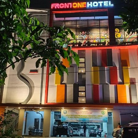 Front One Hotel Tulungagung Εξωτερικό φωτογραφία