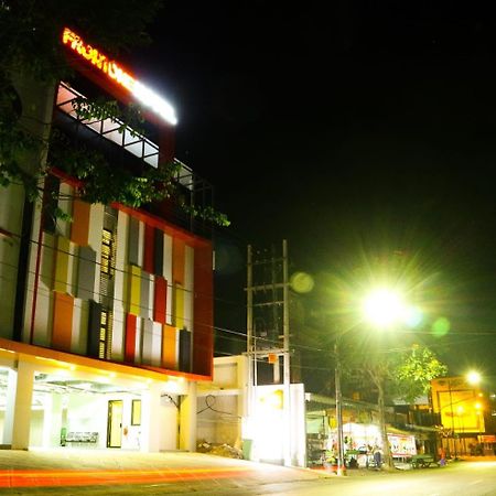 Front One Hotel Tulungagung Εξωτερικό φωτογραφία