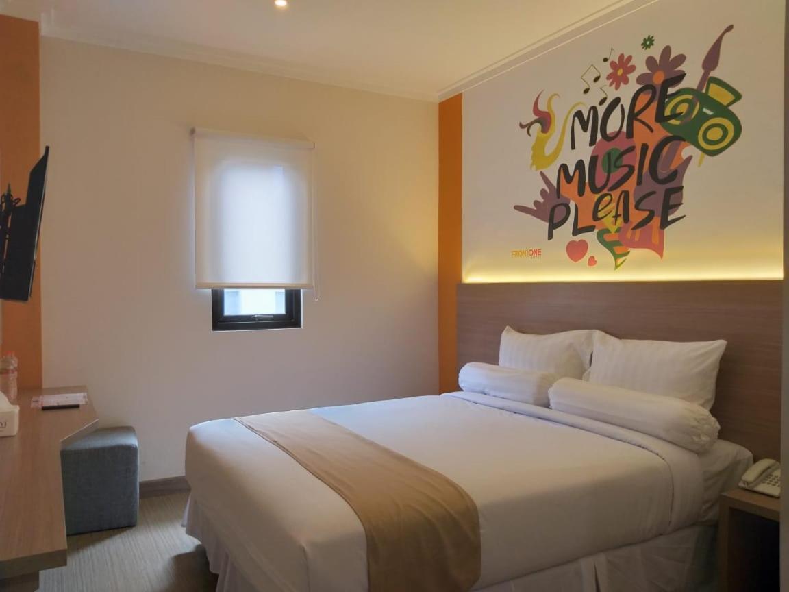 Front One Hotel Tulungagung Εξωτερικό φωτογραφία